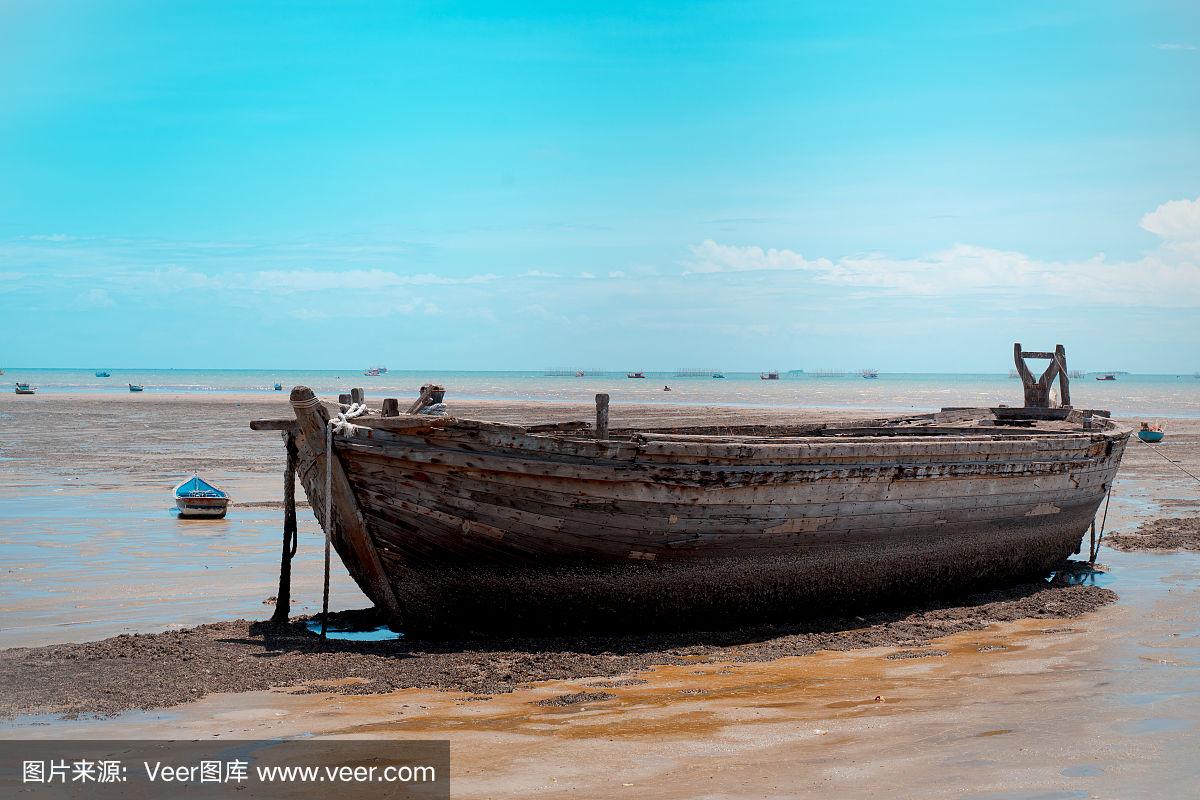 木船停在海边
