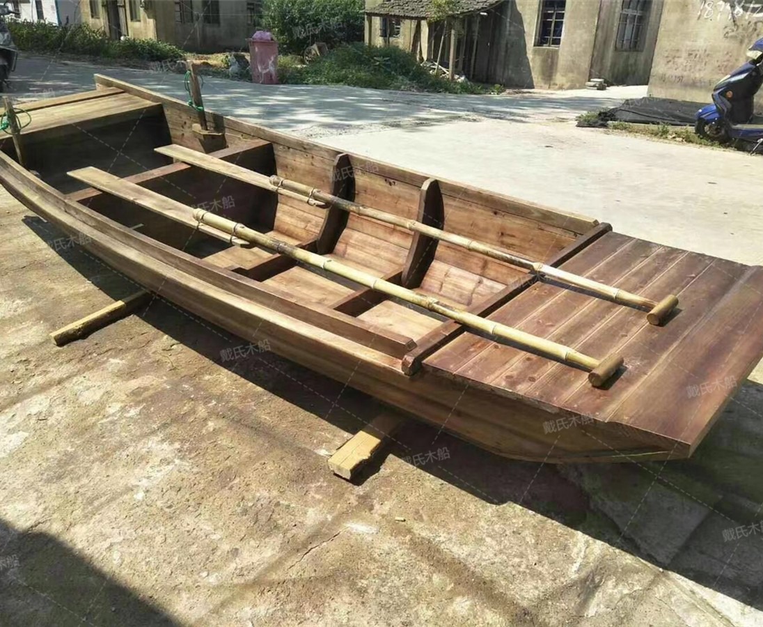 海上开小木船
