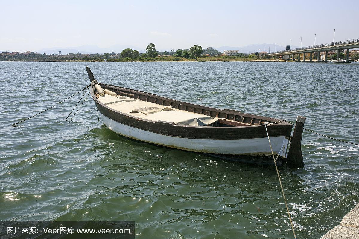 划桨小木船