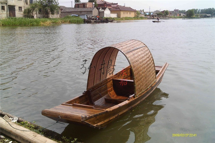 钓鱼用的木船